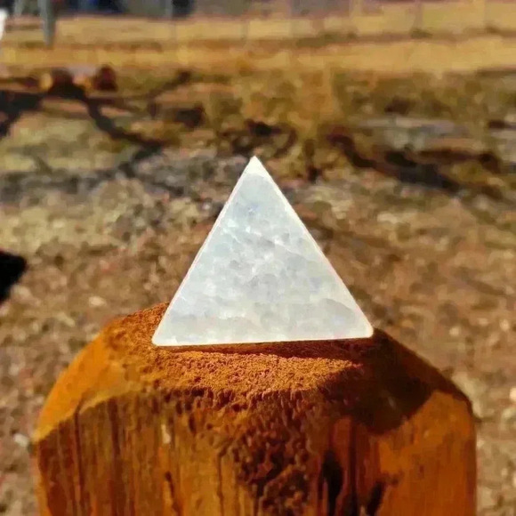 Selenite Triangle Charging Plate - Picture 1 of 2